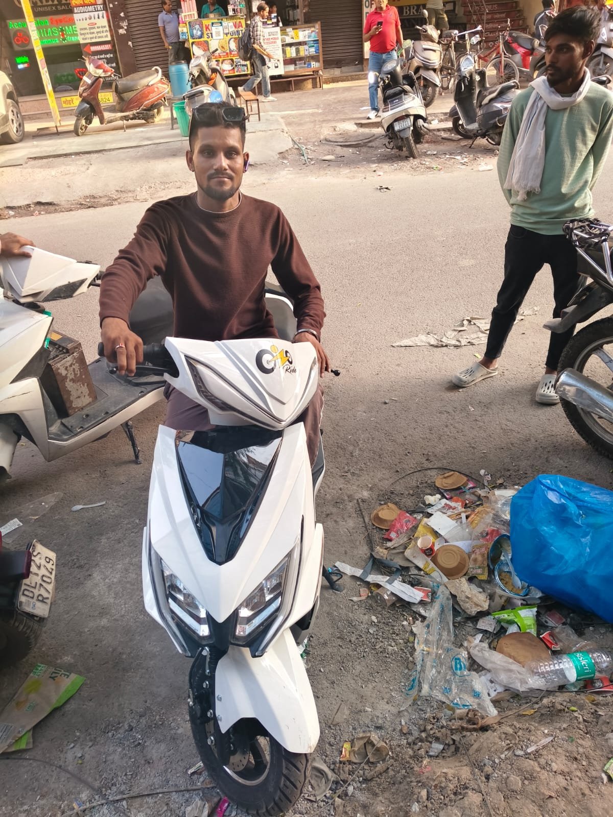 Ozoride rider image with white electric scooty